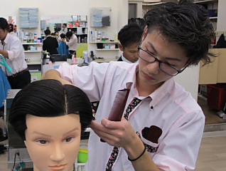 ファミリーサロン ラッキー 鳴門店の美容室 美容院 ヘアサロン 美容師 スタイリスト アルバイト パート 正社員求人情報